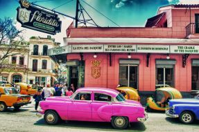 Фотообои Розовая машина на Кубе
