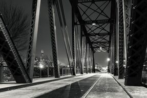 Фотообои Проход под железными прутьями моста